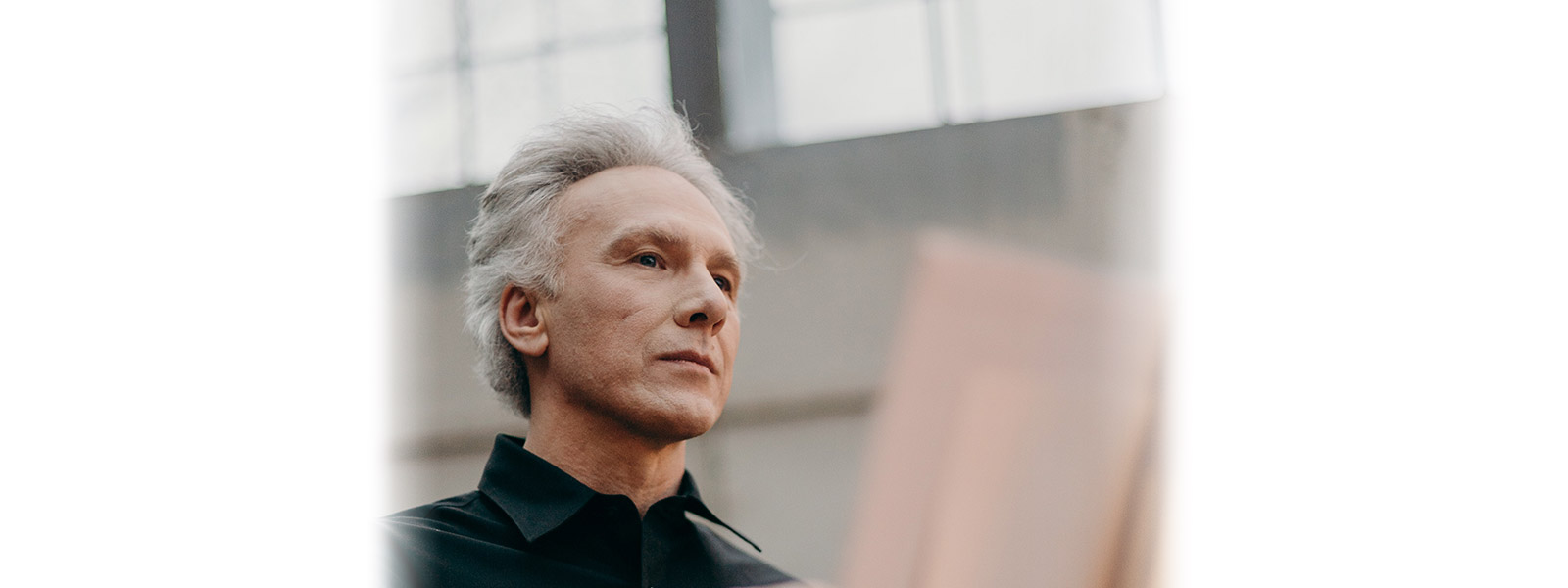 uomo capelli bianchi