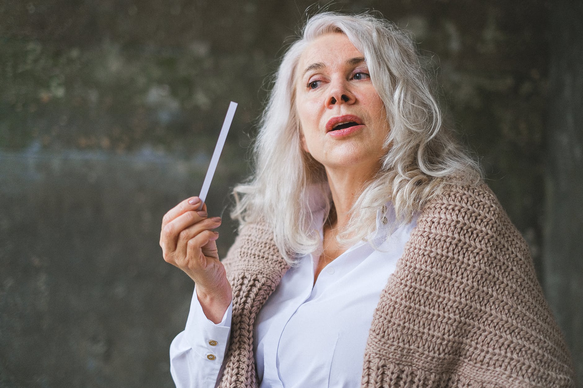 donna capelli bianchi