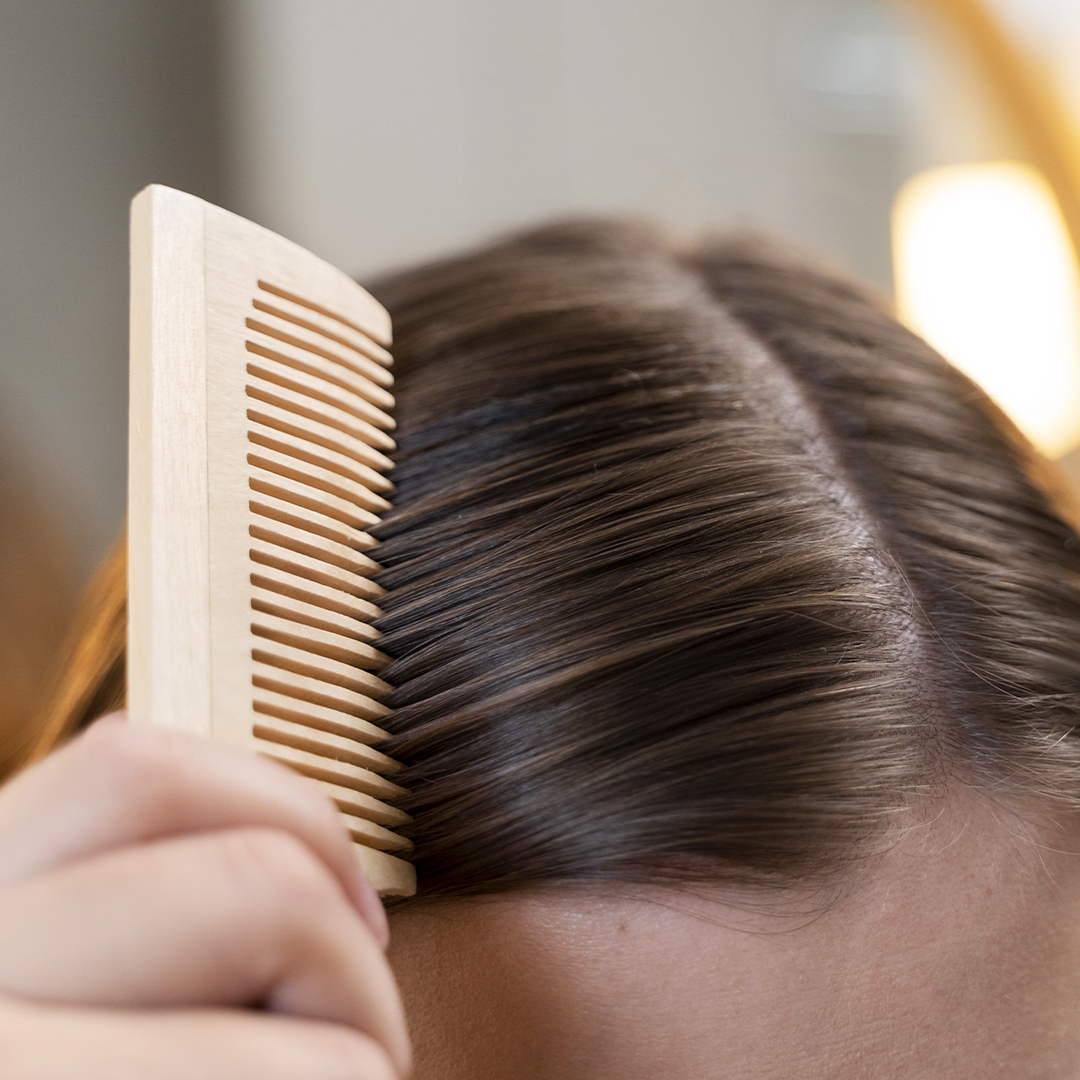 Accorciamento della fase di crescita del capello con un distacco prematuro del fusto dal follicolo donna