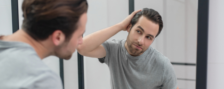 Iscriviti al webinar gratuito "Caduta di capelli: stagionalità o segnale di allarme?"